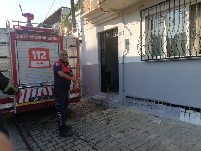 Ocakta unutulan yemek evi yakıyordu