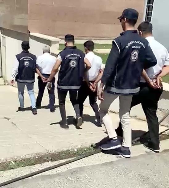 Otobüsün bagajına gizlemiş 3 kaçak göçmen yakalandı