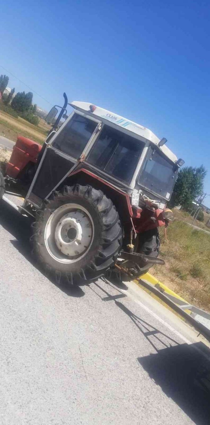 Otomobil traktöre çarptı, 5 kişi yaralandı