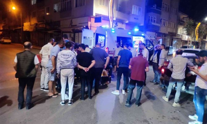 Otomobile çarpan motosikletli yaralandı