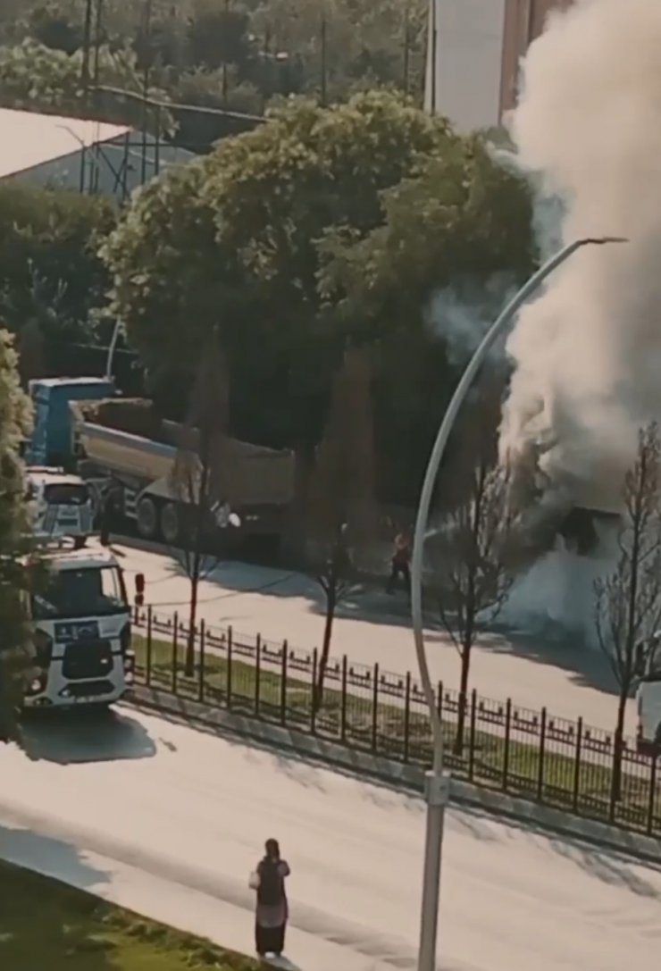 Park halindeki midibüs yandı 