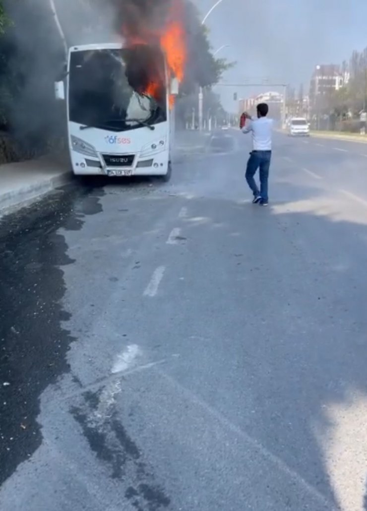 Park halindeki midibüs yandı 