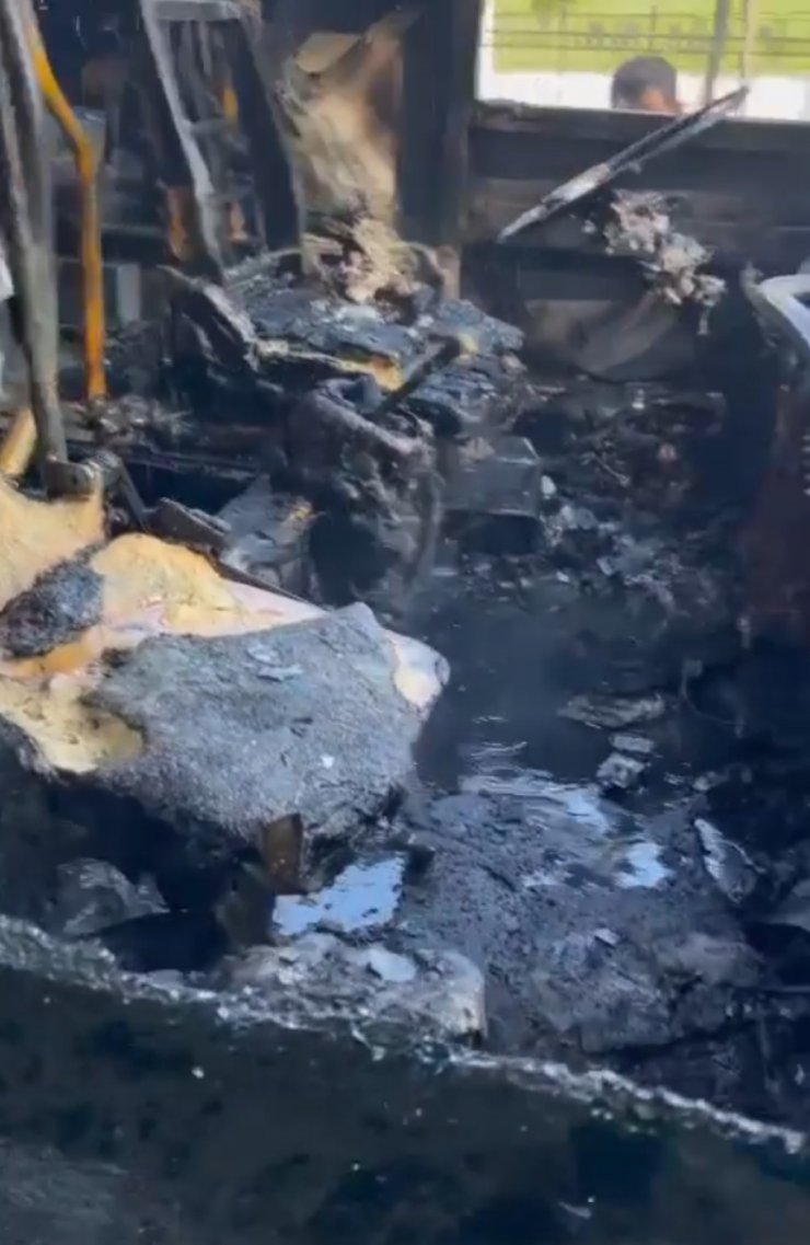 Park halindeki midibüs yandı 