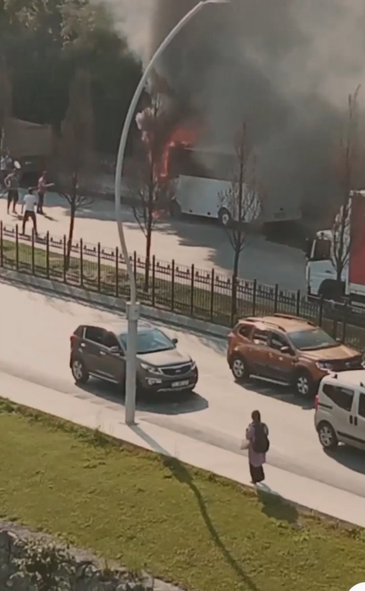 Park halindeki midibüs yandı 