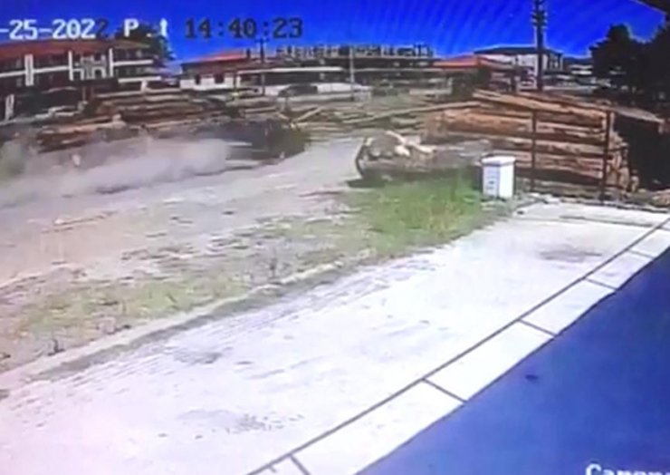 Polisten kaçarken tomruklara çarptı: 3 yaralı