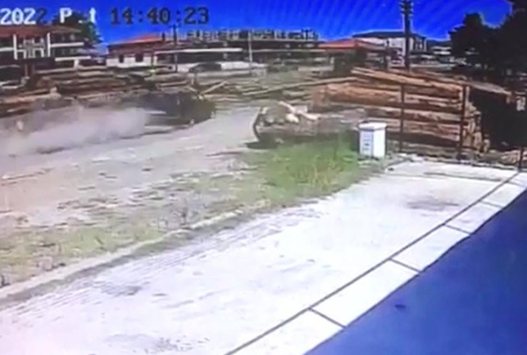 Polisten kaçarken tomruklara çarptı: 3 yaralı