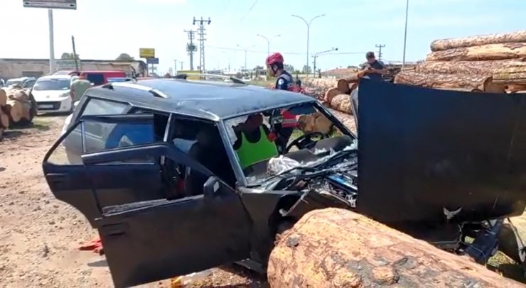 Polisten kaçarken tomruklara çarptı: 3 yaralı