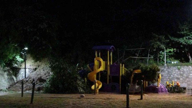 Rize’de çocuk parkında toprak kayması