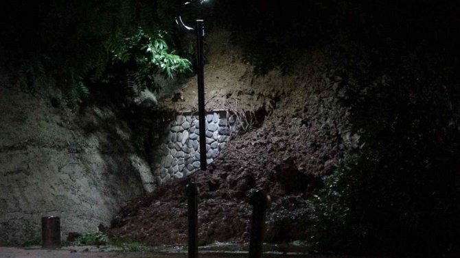 Rize’de çocuk parkında toprak kayması