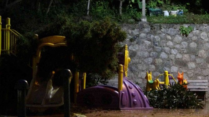 Rize’de çocuk parkında toprak kayması