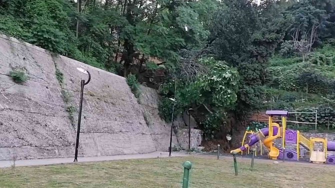 Rize’de çocuk parkında toprak kayması