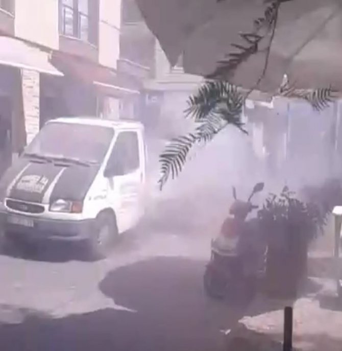 Saman yüklü kamyonet seyir halinde alev aldı