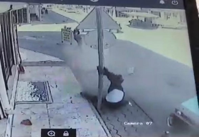 Savrulan otomobil yolda yürüyen adama işte böyle çarptı