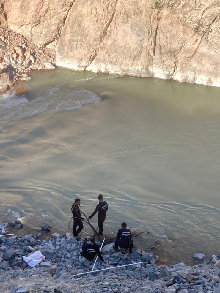 Serinlemek için girdiği nehirde kayboldu