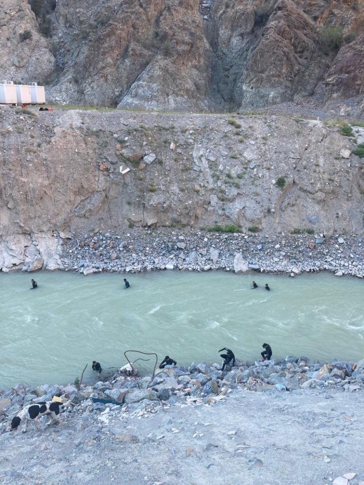 Serinlemek için girdiği nehirde kayboldu