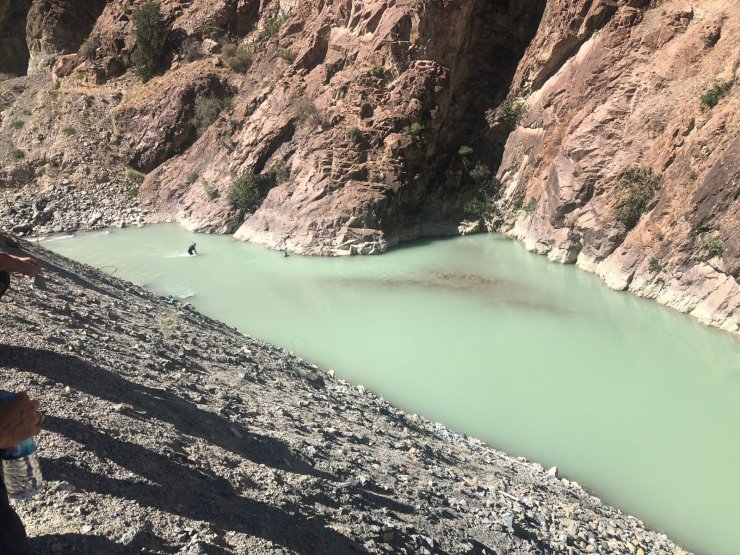 Serinlemek için girdiği nehirde kayboldu