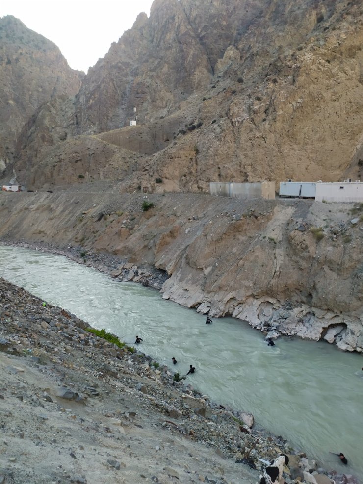 Serinlemek için girdiği nehirde kayboldu