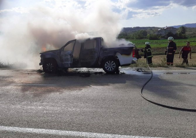 Seyir halindeki askeri araç alev alev yandı
