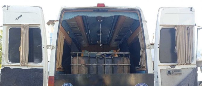 Takibe alınan minibüsten 3 bin litre kaçak akaryakıt çıktı