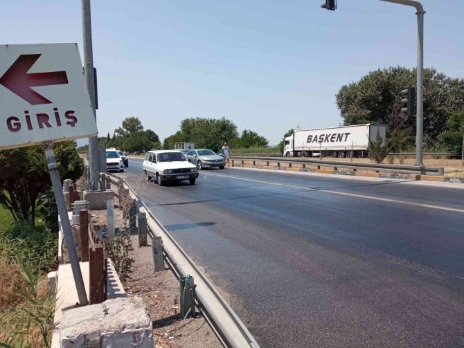 Yola dökülen zeytinyağı sürücülere zor anlar yaşattı