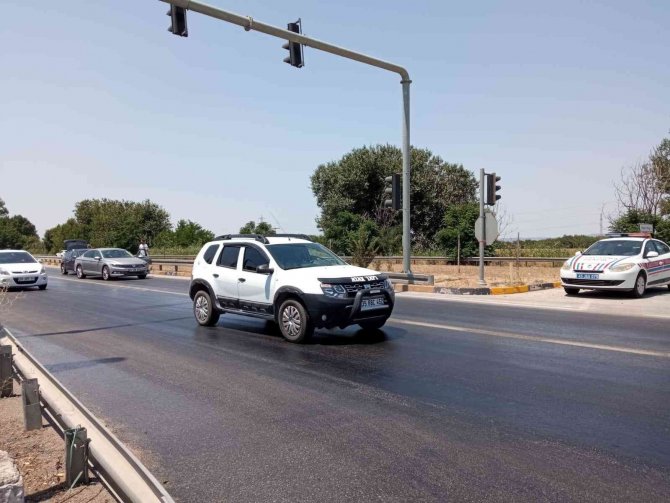 Yola dökülen zeytinyağı sürücülere zor anlar yaşattı