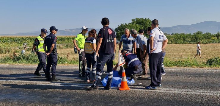 Yolun karşısına geçerken otomobilin çarptığı babaanne ve torunu öldü