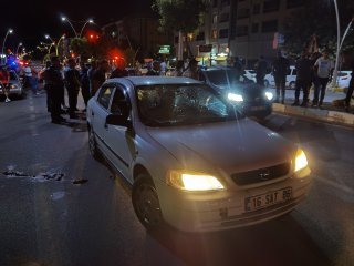 Yolun karşısına geçerken otomobilin çarptığı yaya yaralandı