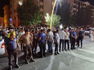 Yolun karşısına geçerken otomobilin çarptığı yaya yaralandı