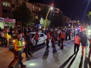 Yolun karşısına geçerken otomobilin çarptığı yaya yaralandı