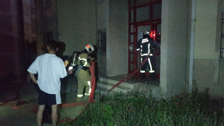 Apartmanın 5'inci katında çıkan yangın söndürüldü