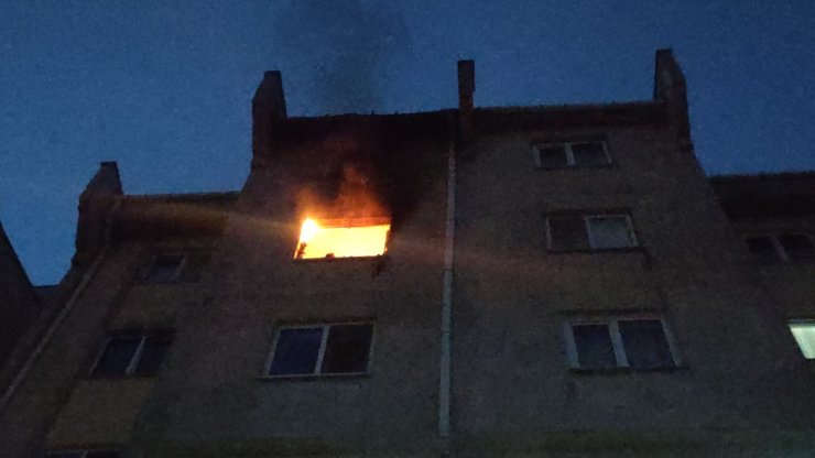Apartmanın 5'inci katında çıkan yangın söndürüldü