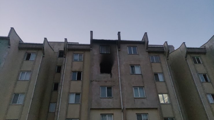 Apartmanın 5'inci katında çıkan yangın söndürüldü