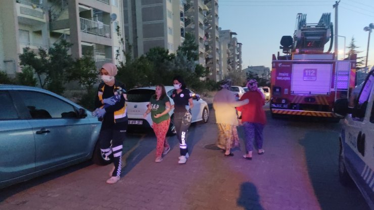 Apartmanın 5'inci katında çıkan yangın söndürüldü