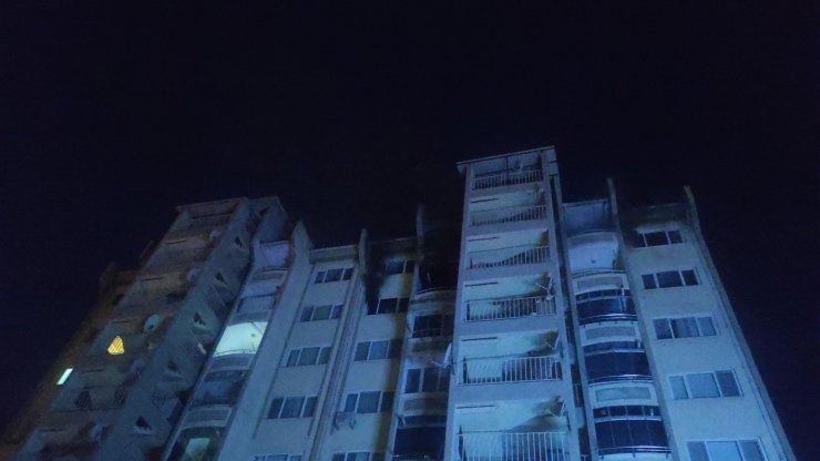 Apartmanın 5'inci katında çıkan yangın söndürüldü