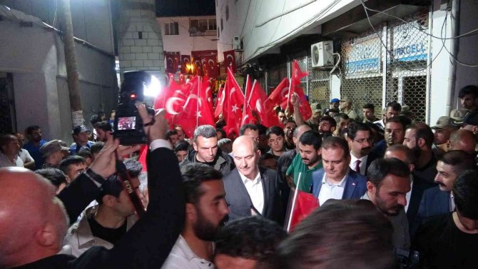Bakan Soylu, şehit olan güvenlik korucularının taziyesine katıldı