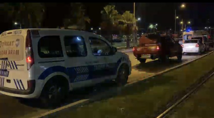 Bariyerlere çarpan otomobil takla atarak otoparka düştü: 2 yaralı