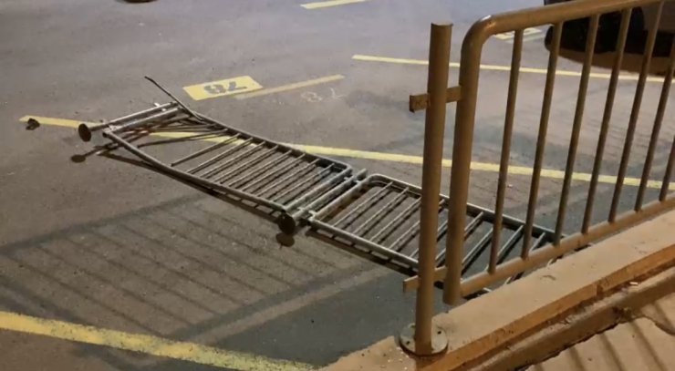 Bariyerlere çarpan otomobil takla atarak otoparka düştü: 2 yaralı