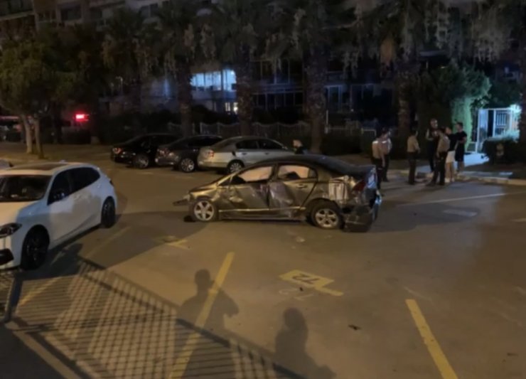 Bariyerlere çarpan otomobil takla atarak otoparka düştü: 2 yaralı