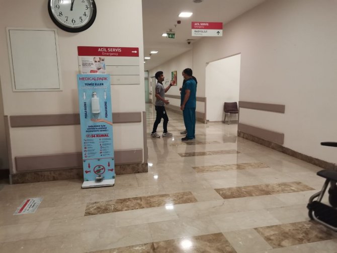 Beyaz kod verdiler diye, sağlık görevlilerini azarladı