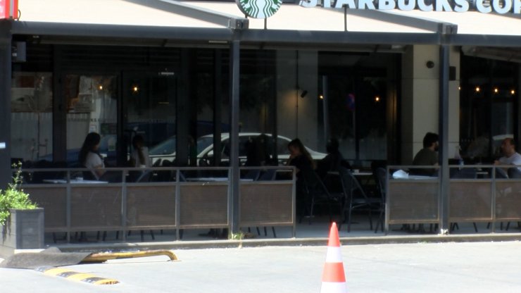 Beylikdüzü'nde kafede bıçaklı, sopalı kavga kamerada