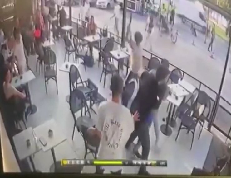 Beylikdüzü'nde kafede bıçaklı, sopalı kavga kamerada