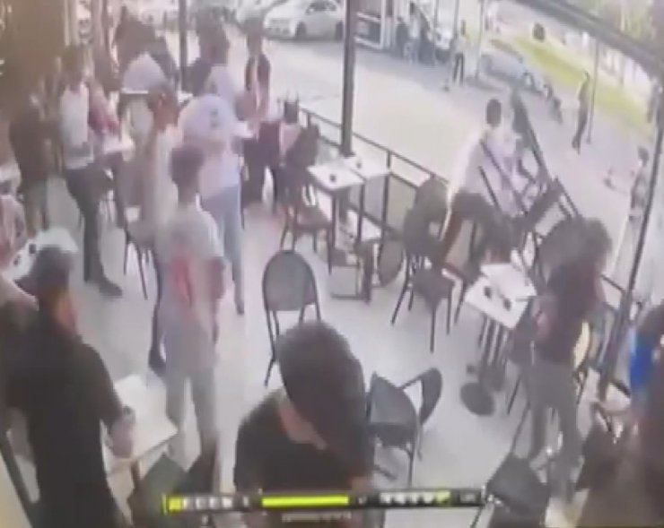Beylikdüzü'nde kafede bıçaklı, sopalı kavga kamerada
