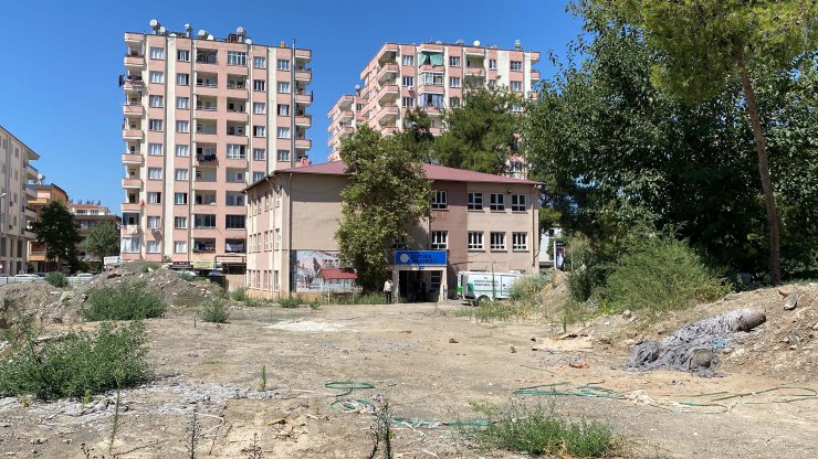 Boş okul binasında çürümüş erkek cesedi bulundu