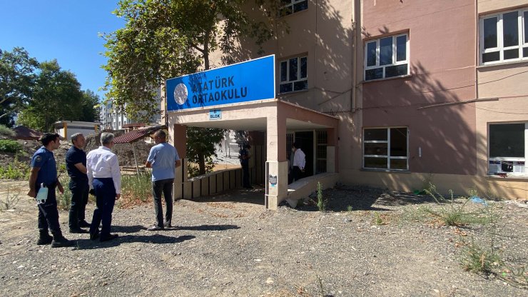 Boş okul binasında çürümüş erkek cesedi bulundu