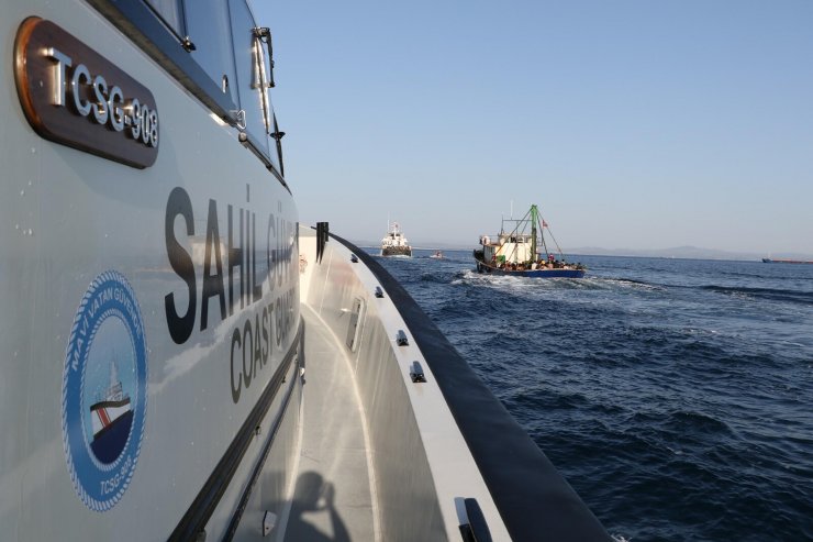Bozcaada açıklarında 227 kaçakla yakalanan 2 organizatöre tutuklama