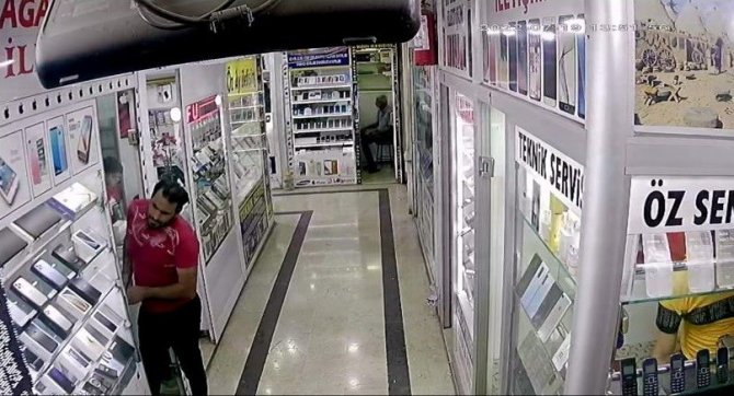 Cep telefonu hırsızı, küçük çocuğu gözyaşlarına boğdu