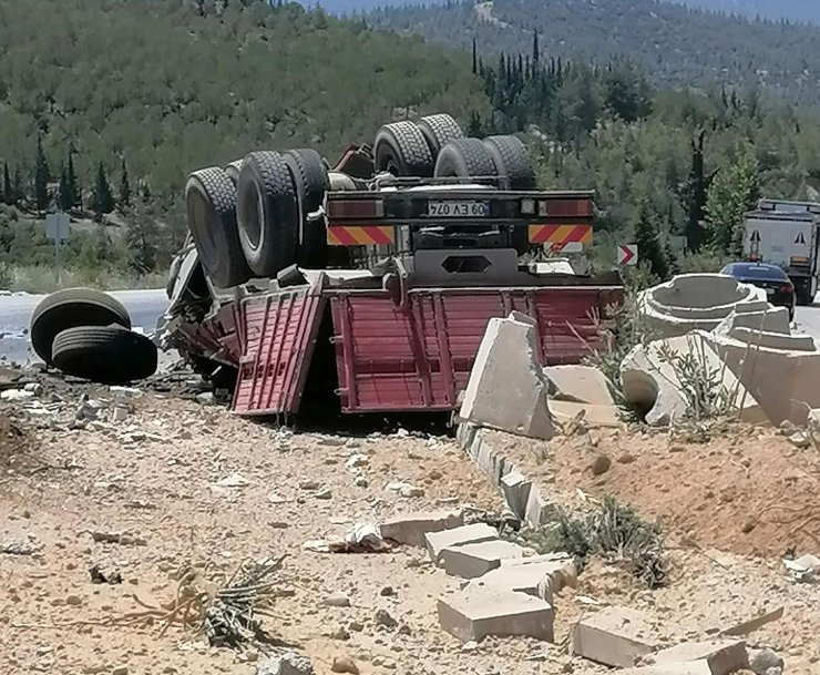 Devrilen kamyonun şoförü öldü