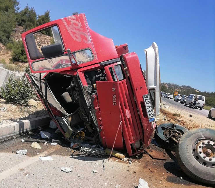 Devrilen kamyonun şoförü öldü