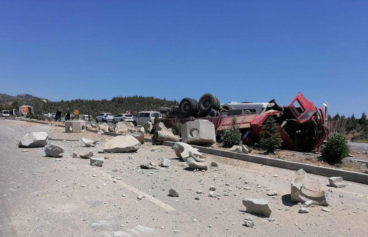 Devrilen kamyonun şoförü öldü