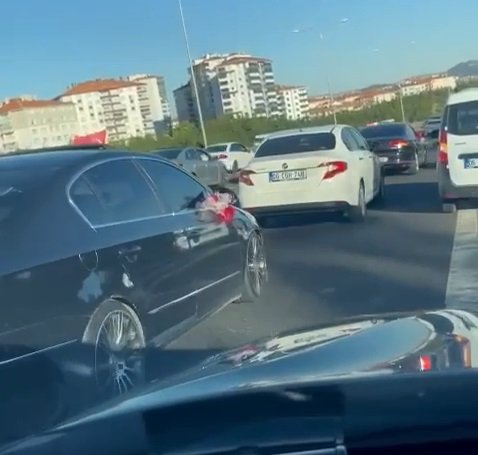 Düğün konvoyuna 'çakarlı' otomobille katılan 8 şoföre para cezası uygulandı